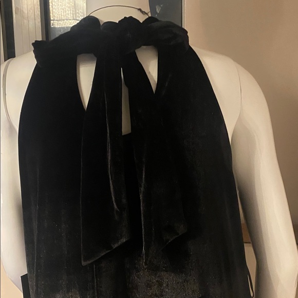 Elegant Black Velvet Dress with Embellishments - Picture 7 of 12